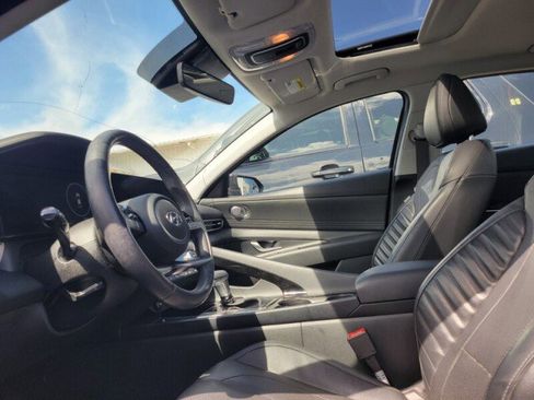 Used 2023 Hyundai Elantra Limited w/ Preferred Accessory Package FWD image 8
