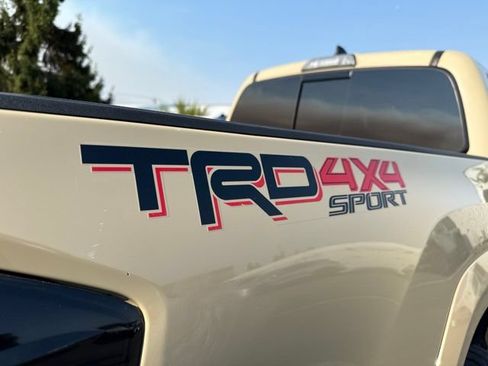 Used 2017 Toyota Tacoma TRD Sport w/ Tow Package (A/T) AWD/4WD image 13