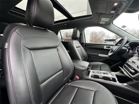 Certified 2022 Ford Explorer XLT w/ Equipment Group 202A image 35