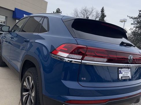 Certified 2025 Volkswagen Atlas Cross Sport SE image 5