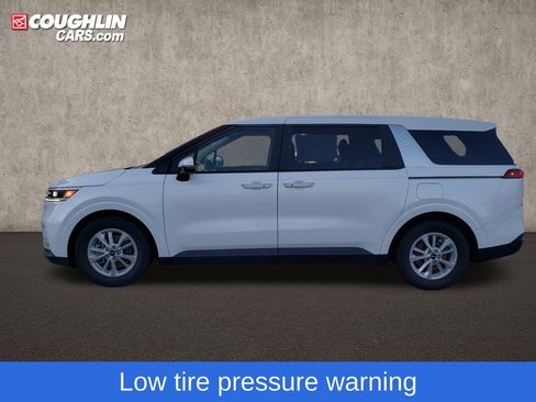 Used 2024 Kia Carnival LX image 5