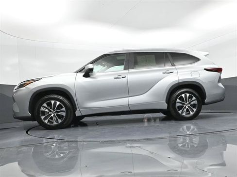 Certified 2025 Toyota Highlander XLE FWD image 34