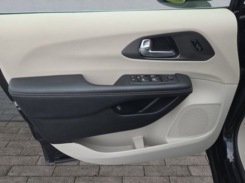 Used 2023 Chrysler Pacifica Touring-L FWD image 10