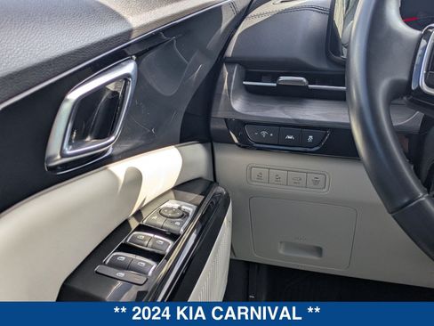 Used 2024 Kia Carnival EX FWD image 23