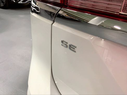 Used 2024 Volkswagen Atlas SE w/ Panoramic Sunroof Package image 9