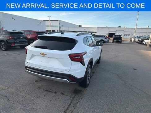 Used 2024 Chevrolet Trax LT w/ Sunroof Package FWD image 10