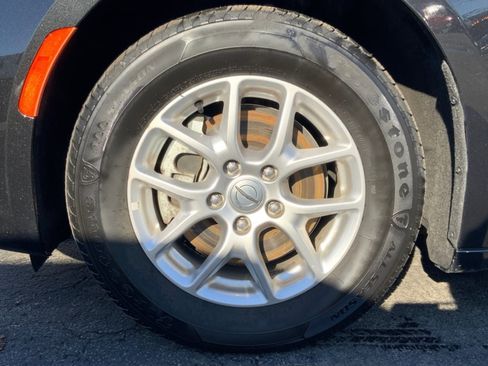 Used 2023 Chrysler Pacifica Touring-L image 25