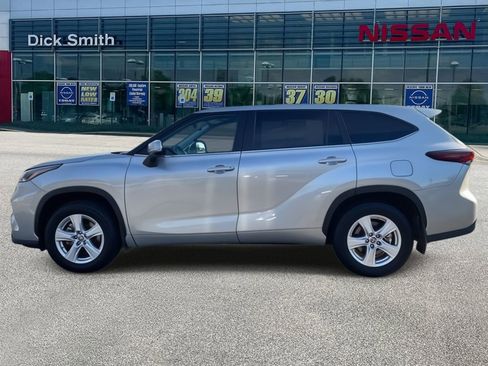 Used 2024 Toyota Highlander LE image 6