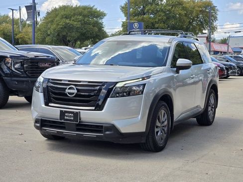 Used 2024 Nissan Pathfinder SV w/ SV Premium Package FWD image 4