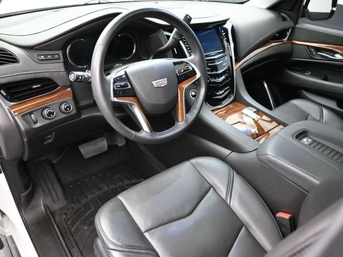 Used 2020 Cadillac Escalade Premium Luxury AWD/4WD image 22