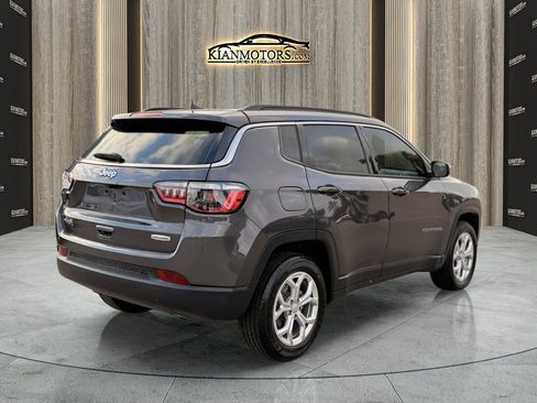 Used 2024 Jeep Compass Latitude AWD/4WD image 7