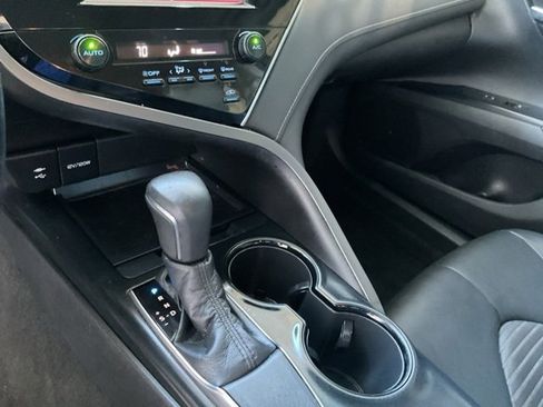 Used 2018 Toyota Camry L image 11