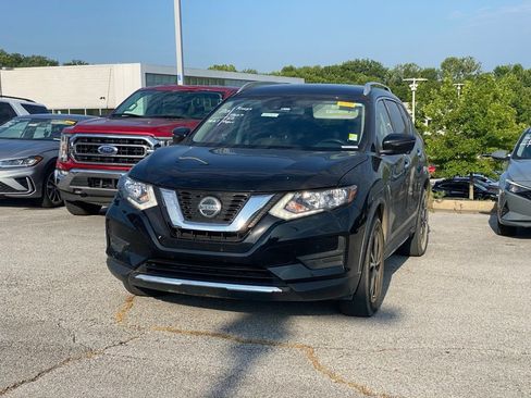 Used 2020 Nissan Rogue SV w/ Premium Package FWD image 3