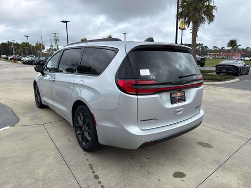 New 2026 Chrysler Pacifica Limited w/ S Appearance Package image 5
