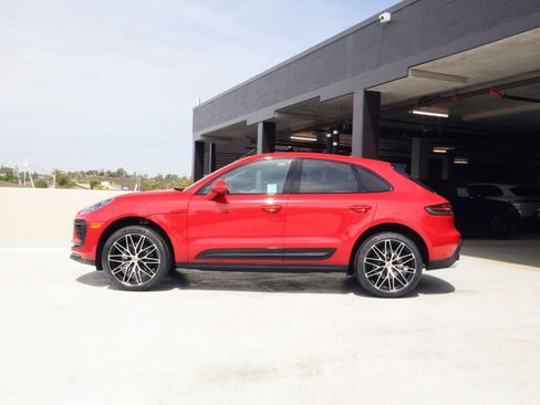 Certified 2025 Porsche Macan image 2