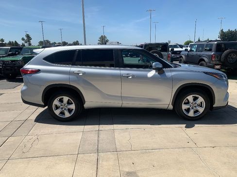 Used 2023 Toyota Highlander LE image 6