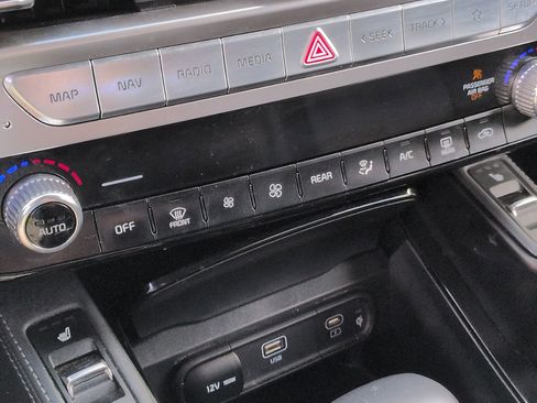 Used 2024 Kia Telluride EX w/ EX Captain's Chair Package FWD image 25