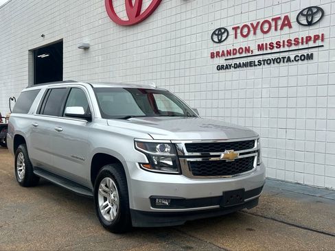 Used 2017 Chevrolet Suburban LT w/ Luxury Package image 3