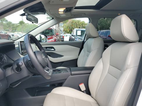 Certified 2022 Nissan Rogue SV w/ SV Premium Package image 10