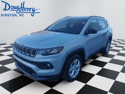 Used 2024 Jeep Compass Latitude AWD/4WD image 1
