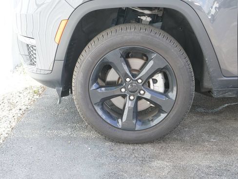 Used 2025 Jeep Grand Cherokee L Limited w/ Black Appearance Package AWD/4WD image 6