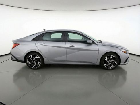 Used 2025 Hyundai Elantra SEL FWD image 11