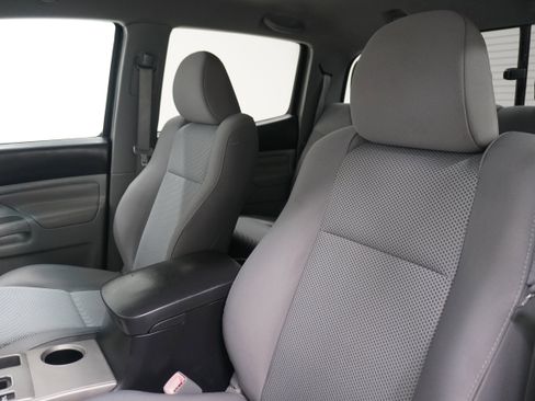 Used 2015 Toyota Tacoma TRD Sport w/ TRD Sport Package image 10