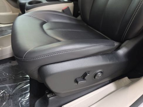 Used 2024 Chrysler Pacifica Touring-L FWD image 29