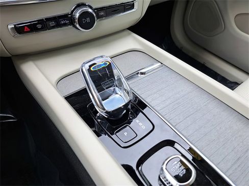 Used 2025 Volvo XC60 T8 Ultra image 12