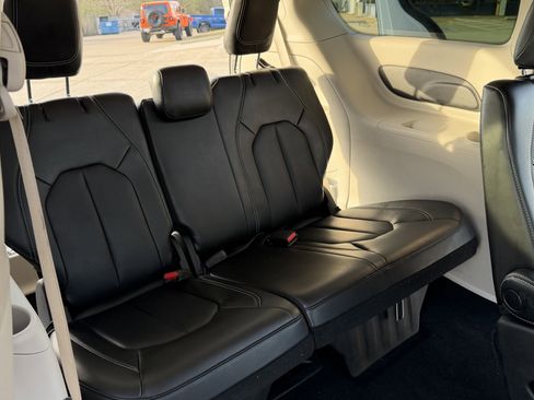 Used 2023 Chrysler Pacifica Touring-L image 37