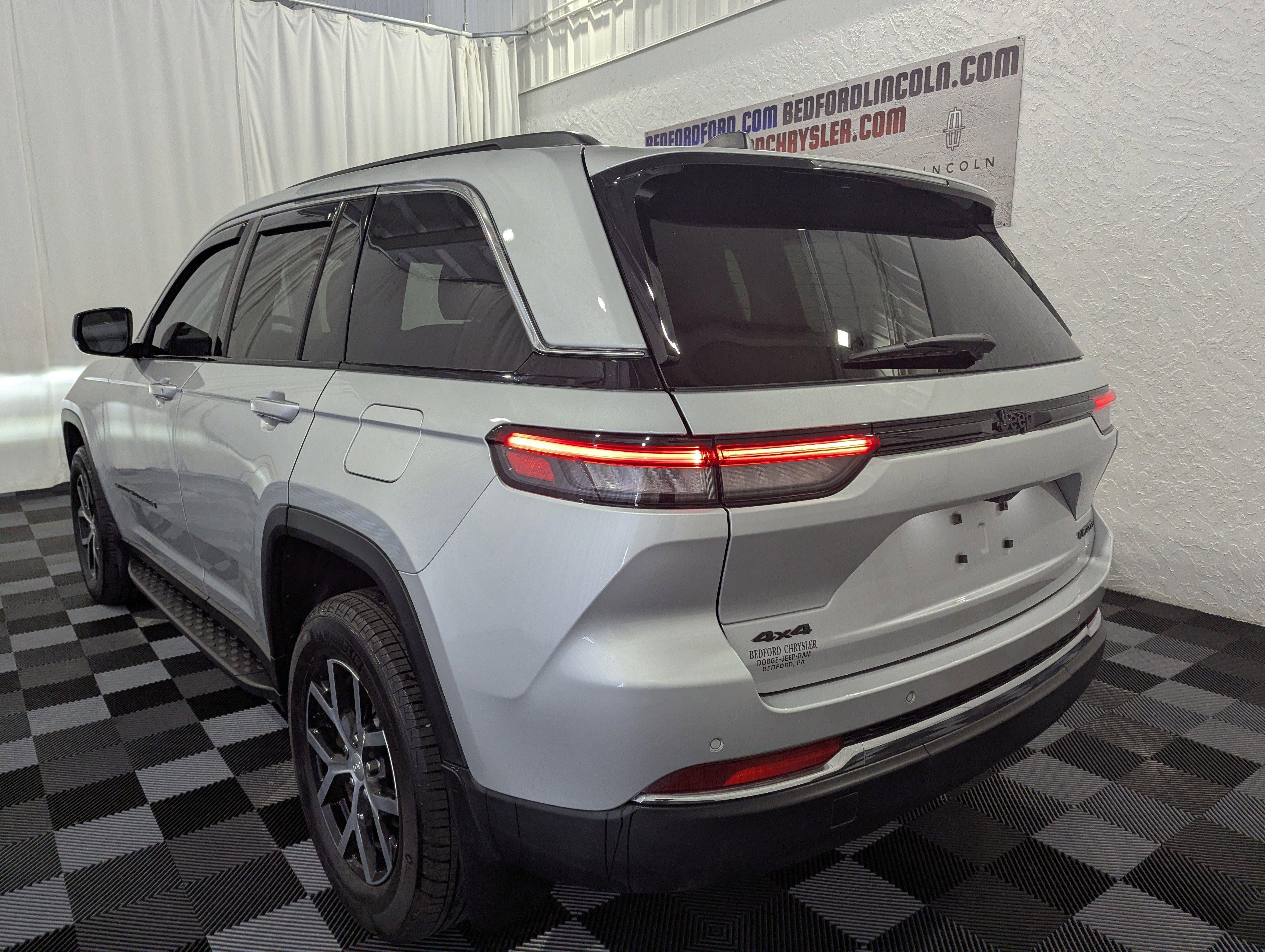 Used 2025 Jeep Grand Cherokee Limited w/ Trailer Tow Package AWD/4WD image 12