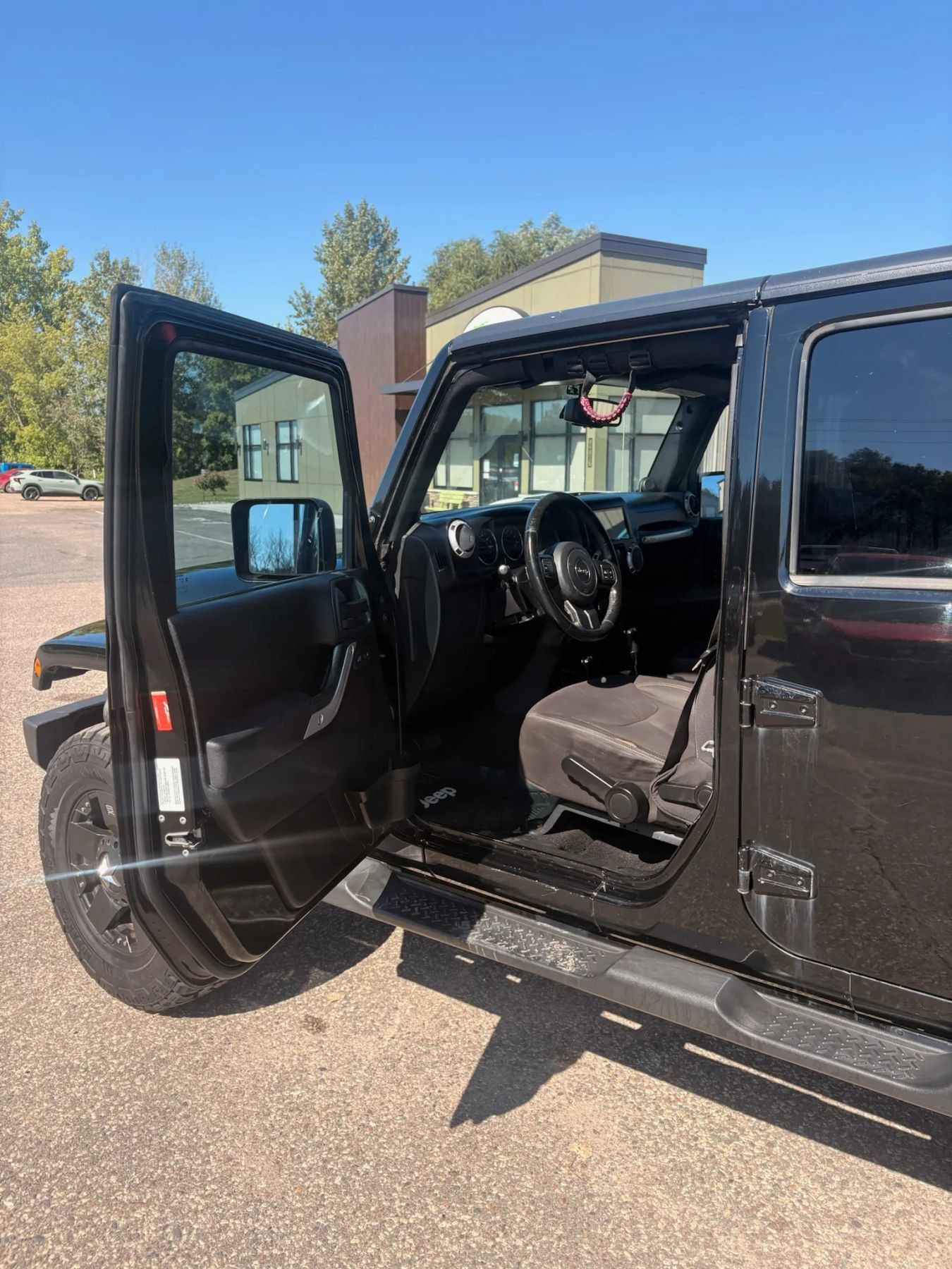 Used 2013 Jeep Wrangler Unlimited Sahara AWD/4WD image 9