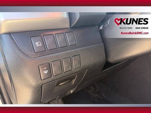 Used 2019 Toyota Highlander LE FWD image 19