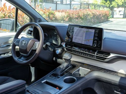 Used 2024 Toyota Sienna Platinum image 20