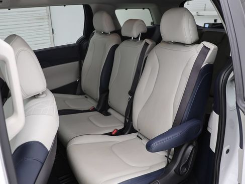 Used 2025 Kia Carnival EX FWD image 12