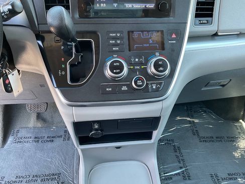 Used 2017 Toyota Sienna LE AWD/4WD image 23