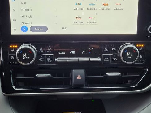 Used 2024 Toyota Highlander Platinum image 19