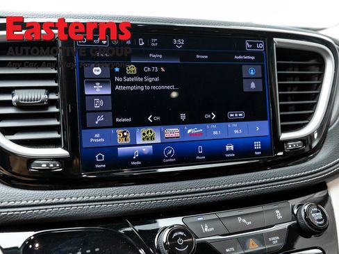 Used 2023 Chrysler Pacifica Touring-L FWD image 19