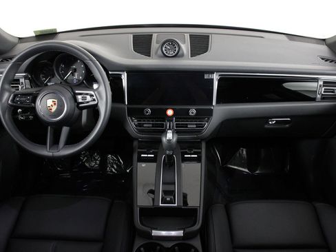 Certified 2025 Porsche Macan image 11