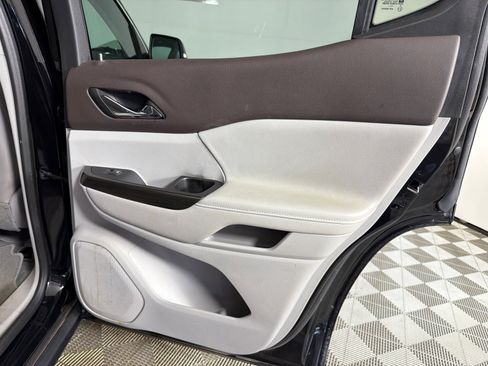 Used 2022 GMC Acadia SLT w/ Technology Package FWD image 18