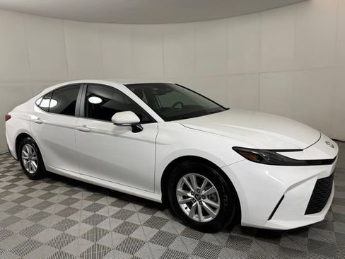 Used 2025 Toyota Camry LE image 10