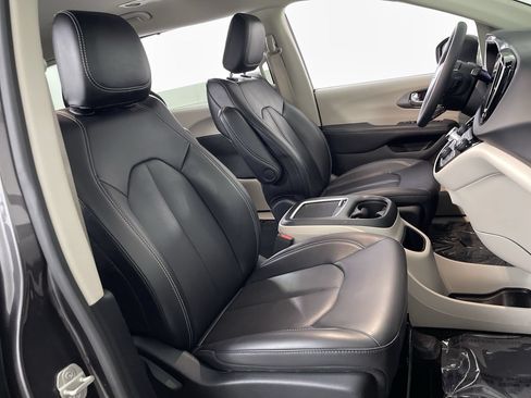 Used 2023 Chrysler Pacifica Touring-L FWD image 23