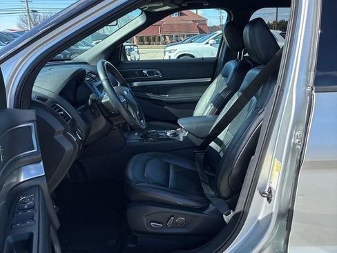 Used 2018 Ford Explorer XLT w/ Equipment Group 202A image 3