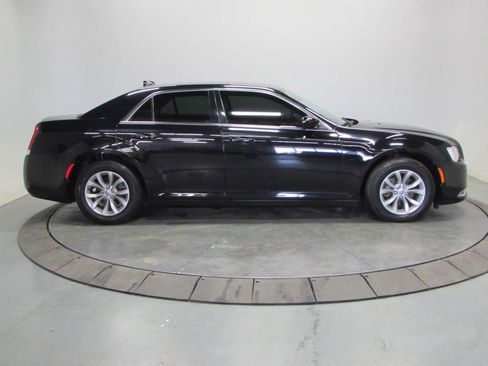 Used 2020 Chrysler 300 Touring image 8