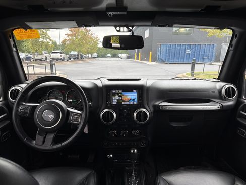Used 2016 Jeep Wrangler Unlimited Sahara w/ Connectivity Group AWD/4WD image 19
