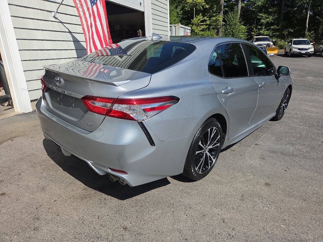Used 2020 Toyota Camry SE FWD image 5
