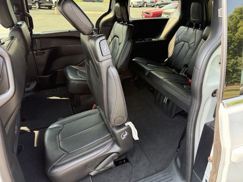 Used 2026 Chrysler Pacifica Select FWD image 15