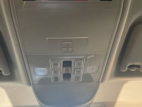 Certified 2025 Volkswagen Taos SE w/ Panoramic Sunroof Package image 23