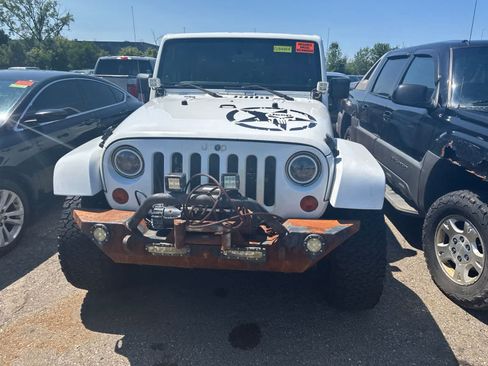 Used 2012 Jeep Wrangler Unlimited Sahara w/ Connectivity Group AWD/4WD image 3