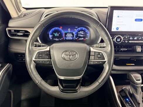 Used 2024 Toyota Highlander Limited FWD image 13